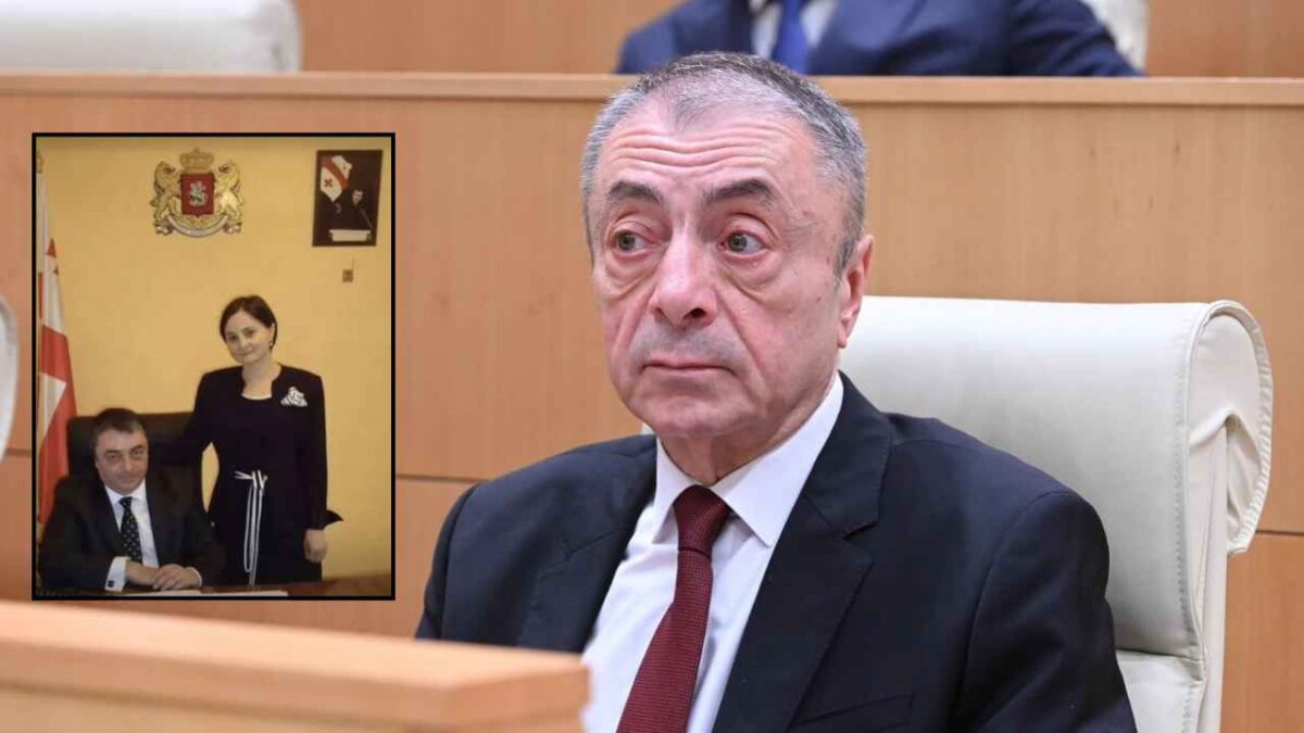 შარმანაშვილის თქმით, კაბინეტში სააკაშვილის სურათის დაკიდებას  რეგლამენტი ავალდებულებდა
